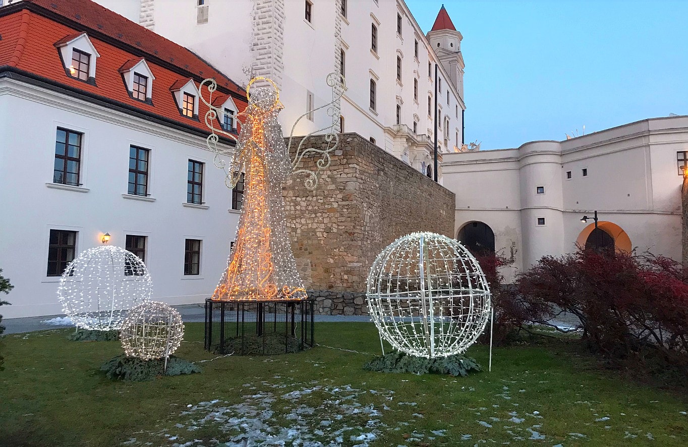 Světelná výzdoba na Bratislavském hradě.