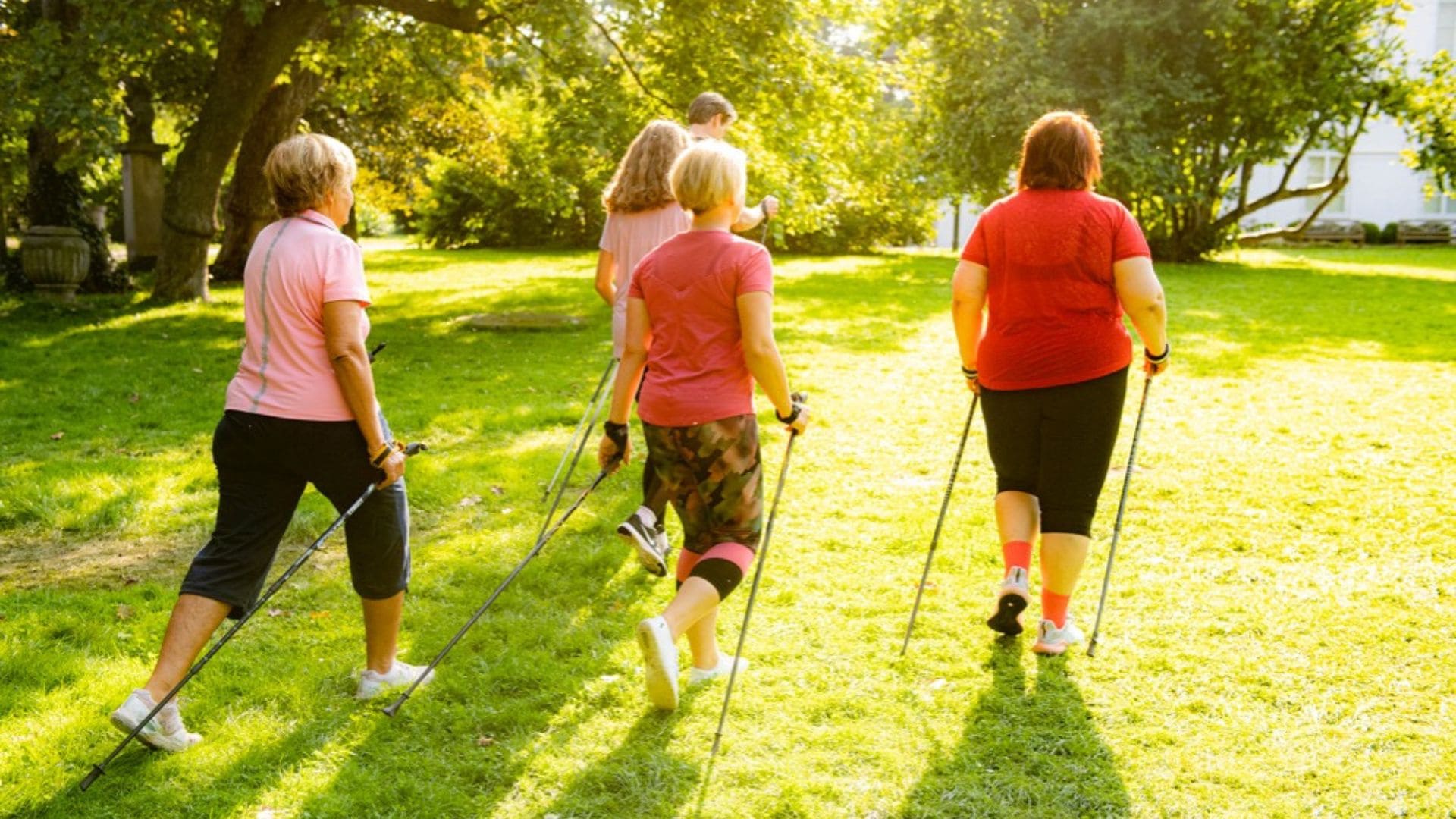 Letní lekce nordic walking s lektorkou.