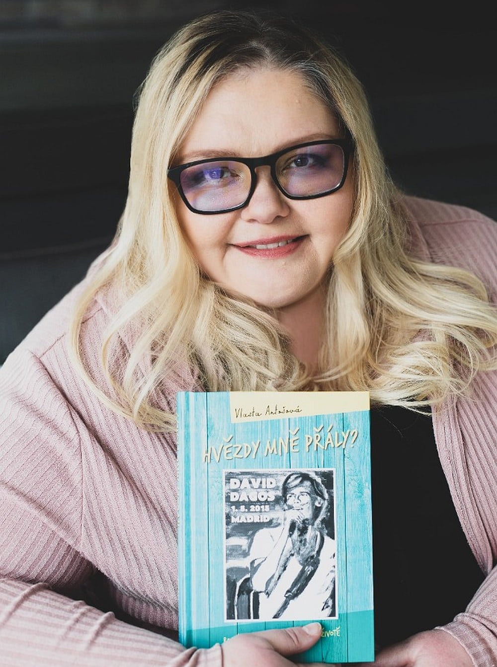Vlasta Antošová se svou knihou Hvězdy mně přály?